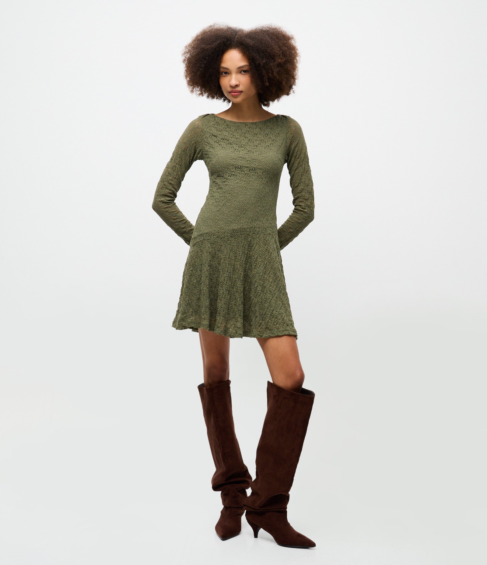 Vestido Curto Evasê em Renda com Manga Longa Verde 1