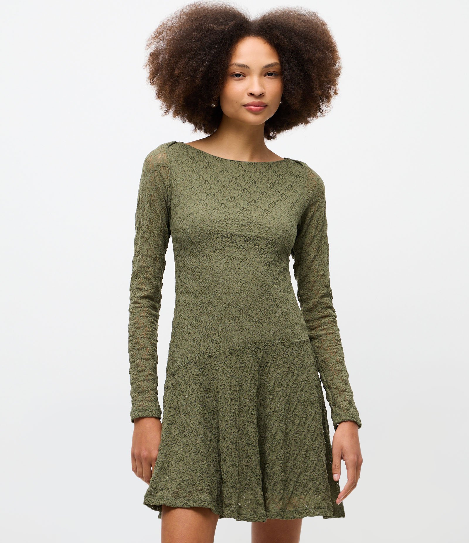 Vestido Curto Evasê em Renda com Manga Longa Verde 2