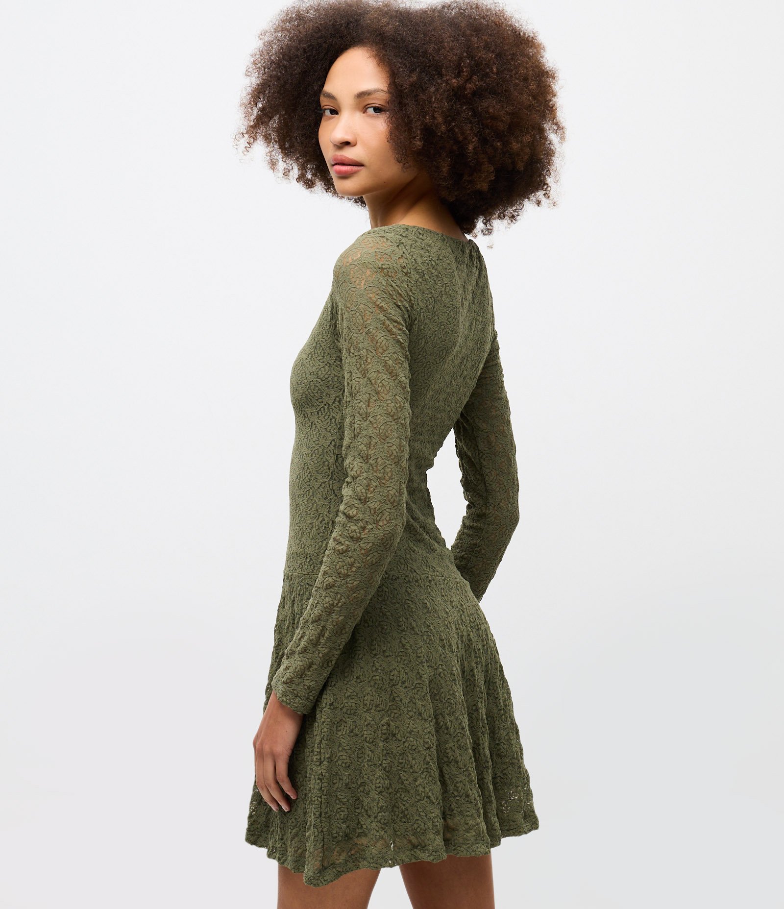 Vestido Curto Evasê em Renda com Manga Longa Verde 4