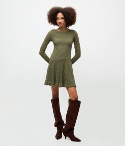 Vestido Curto Evasê em Renda com Manga Longa