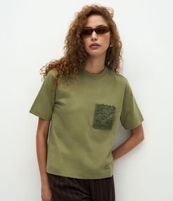 Camiseta em Algodão com Bolso Bordado