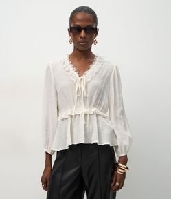 Blusa com Aplicação de Renda no Decote