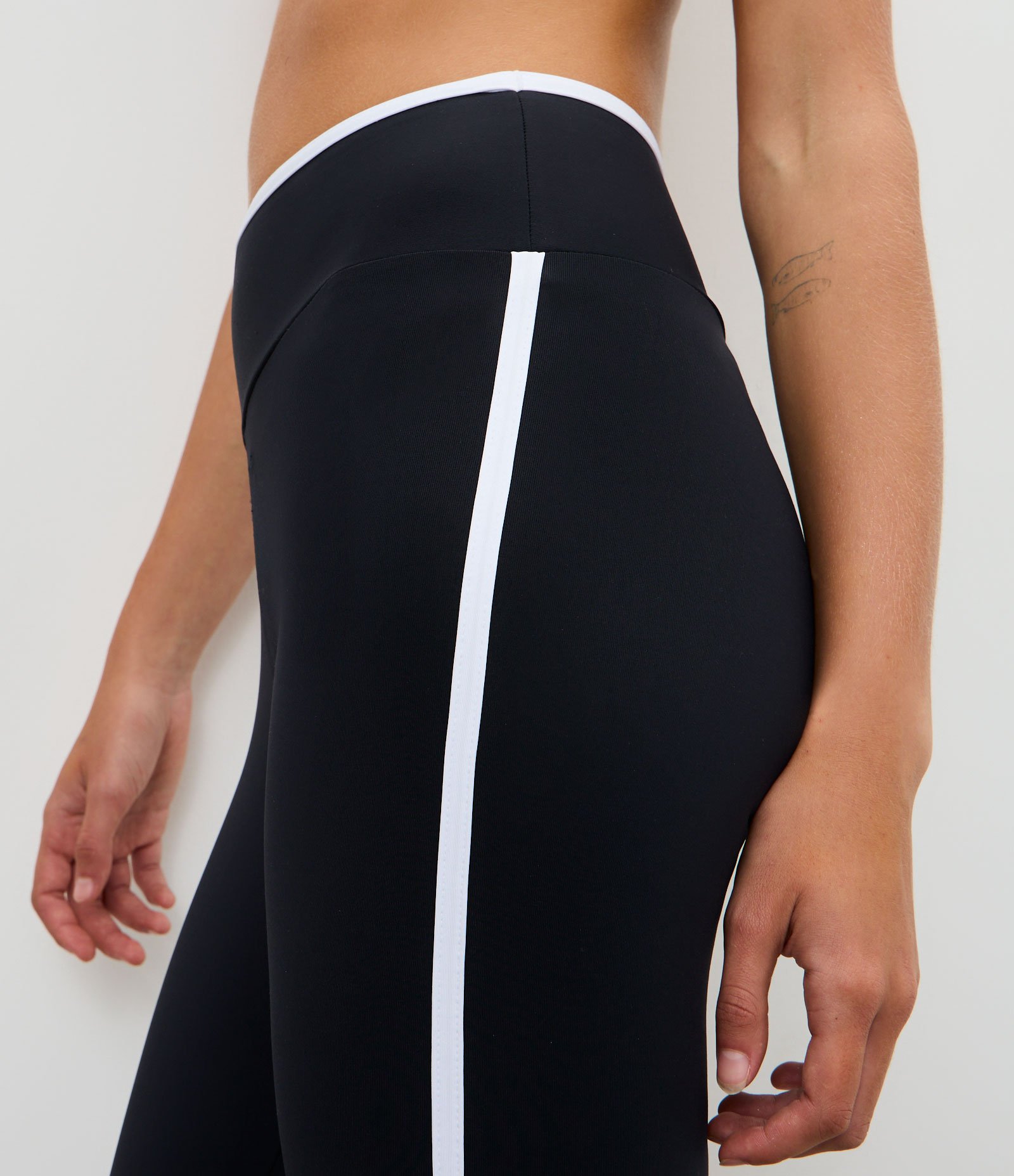 Calça Corsário Esportiva em Microfibra com Viés Contrastante Preto 3