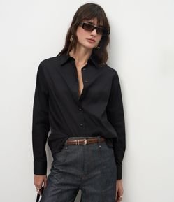 Camisa em Tricoline com Abotoamento e Punho Largo