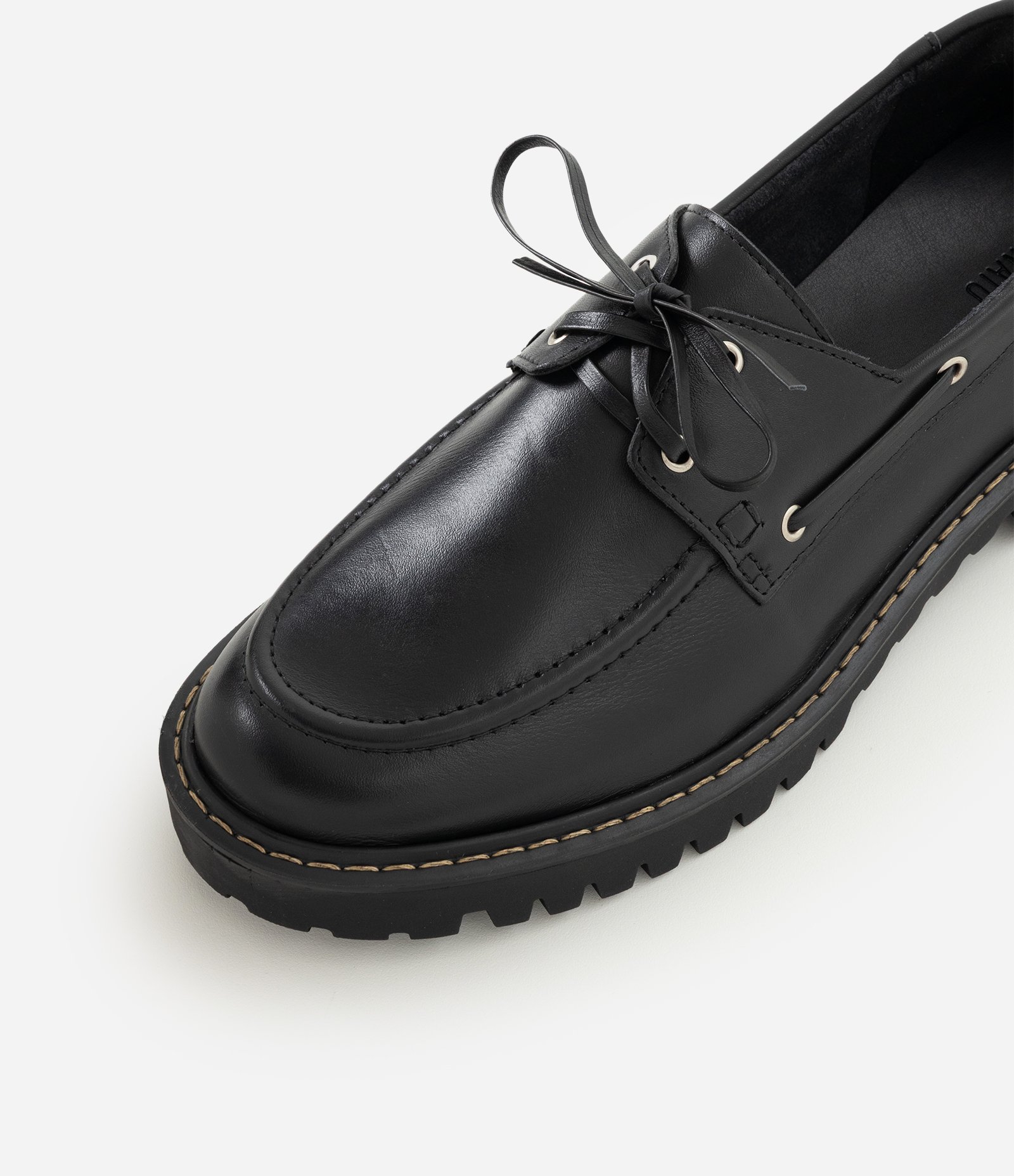 Sapato Dockside em Couro com Sola Tratorada e Detalhe de Ilhós Preto 5