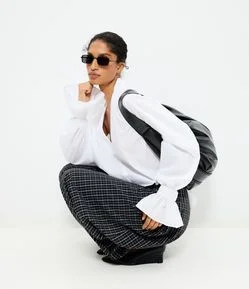 Camisa em Tricoline com Manga Ampla e Barra Assimétrica