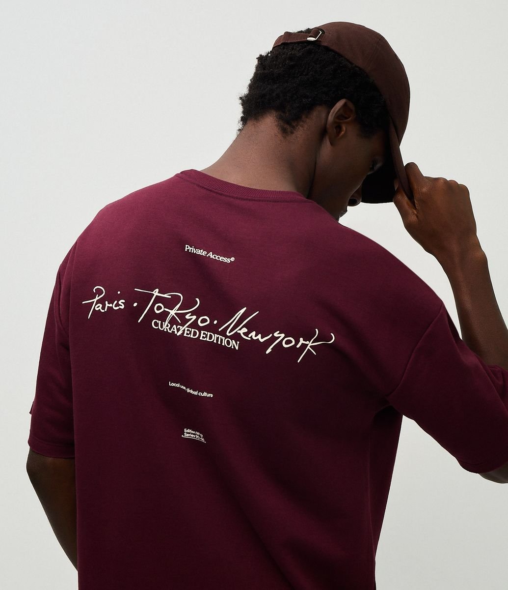 Marjan Pejoski タンクトップmiki moose ジョークシャツ Camiseta Oversized em Moletinho com Lettering Paris Tokyo New York