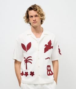 Camisa Manga Curta Sarja Texturizada com Bordado