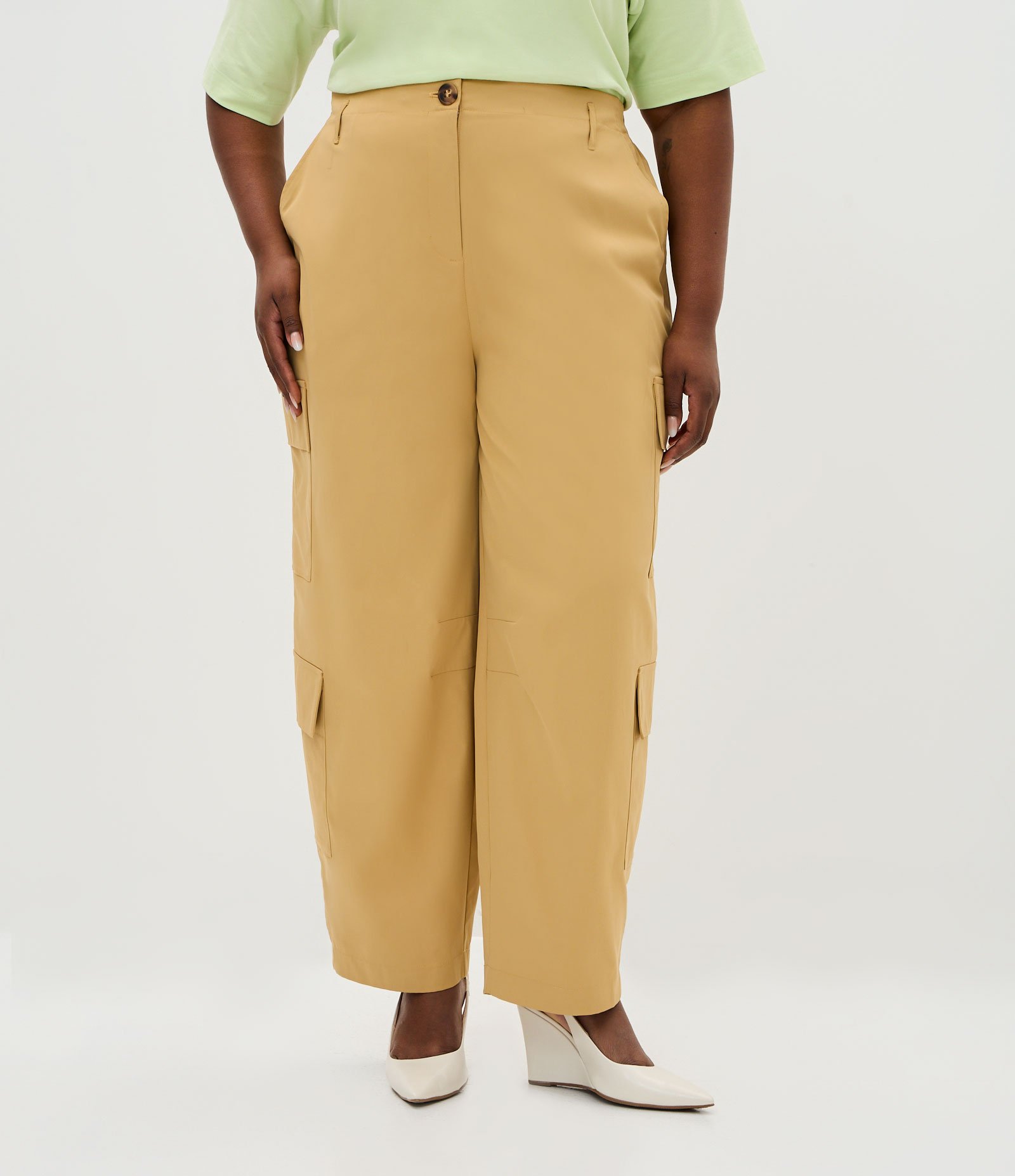 Calça Reta Cargo em Alfaiataria Curve & Plus Size Bege Areia 2