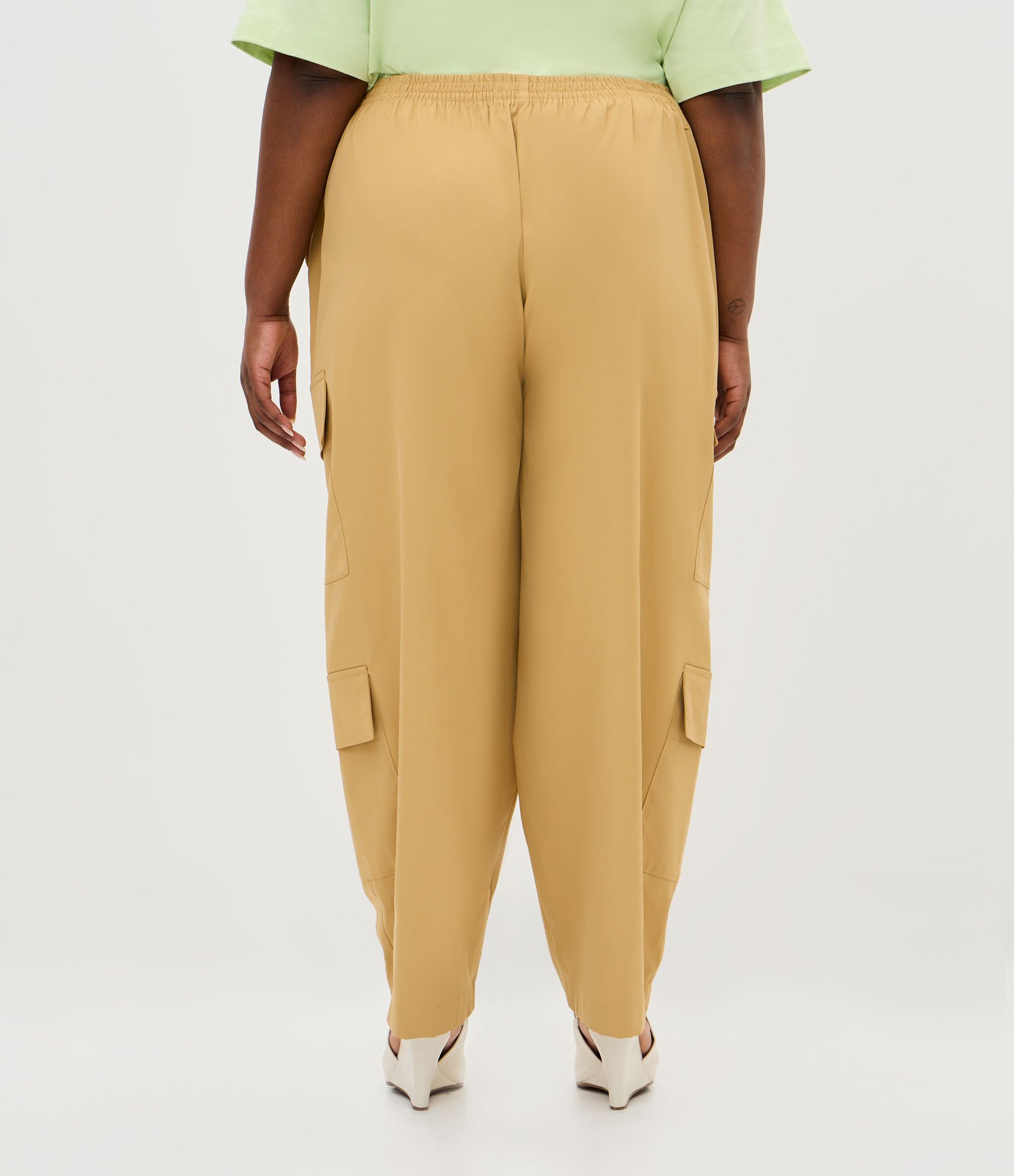 Calça Reta Cargo em Alfaiataria Curve & Plus Size Bege Areia 4