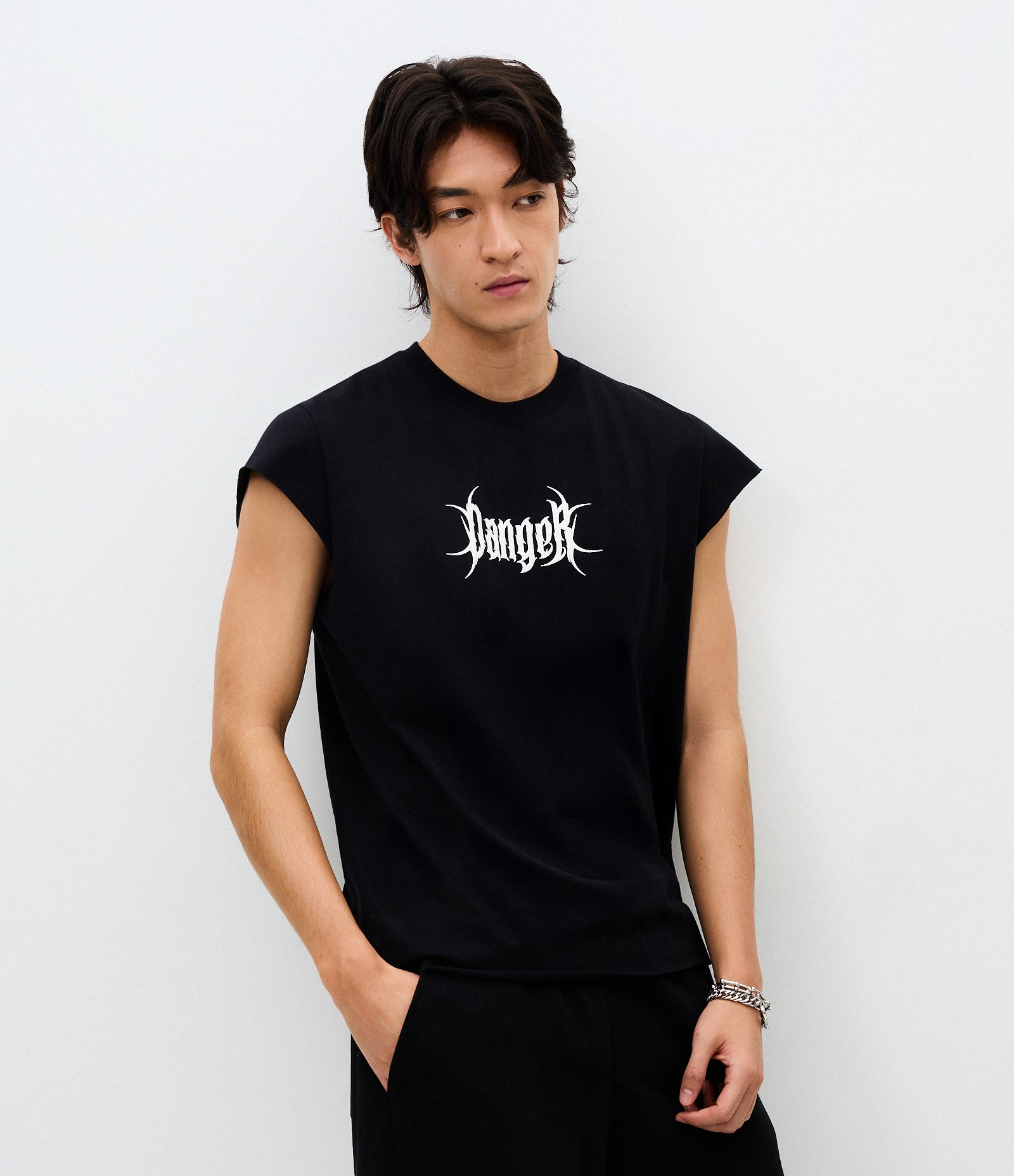 Regata Boxy com Estampa Gargula Preto 4