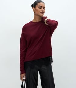Blusa em Tricô com Aplicação de Renda na Barra