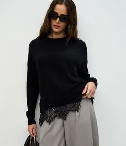 Blusa em Tricô com Aplicação de Renda na Barra