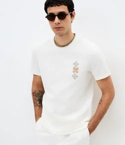 Camiseta Texturizada com Bordado