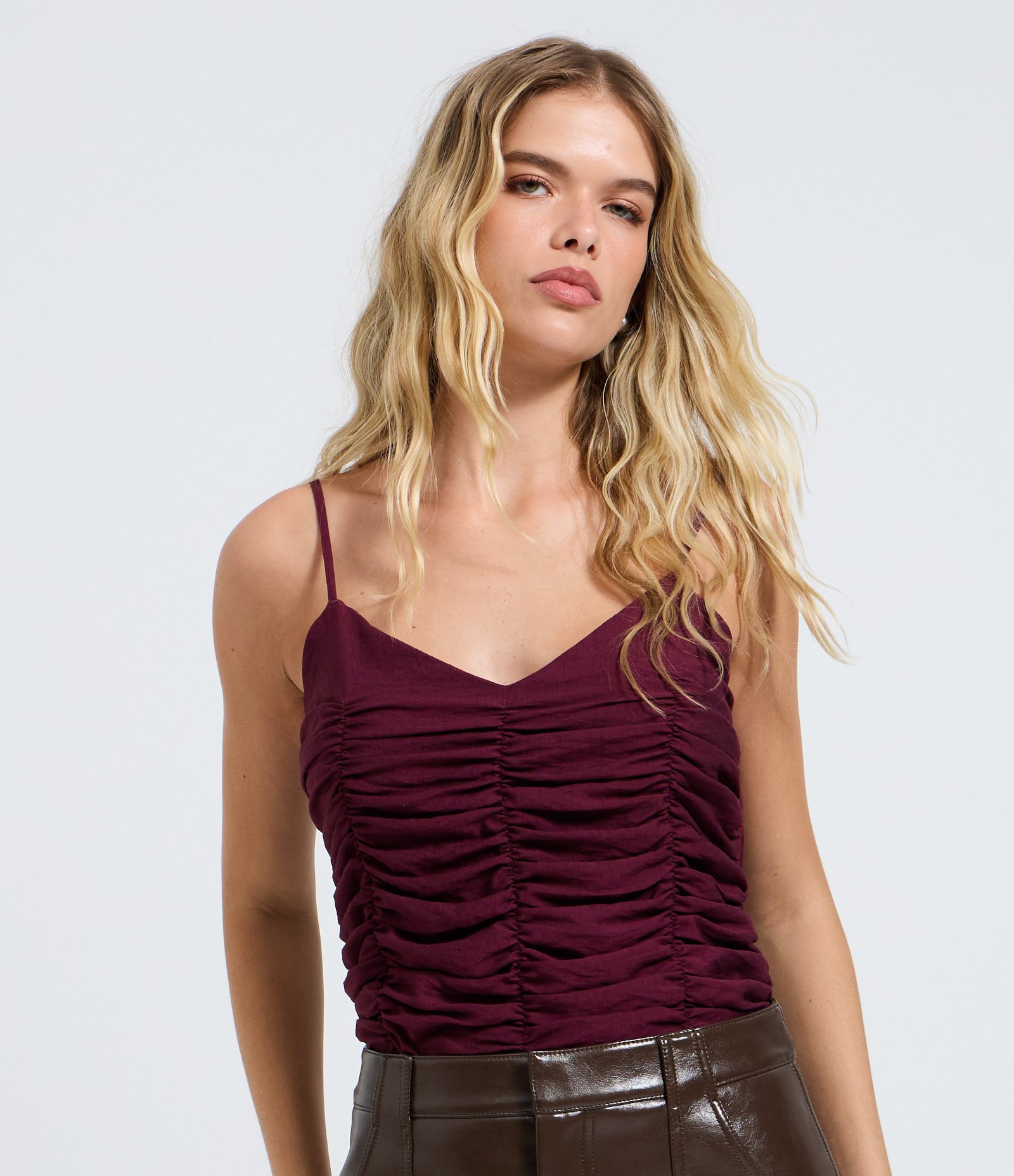 Blusa Acetinada de Alças Finas com Franzido Vermelho 1