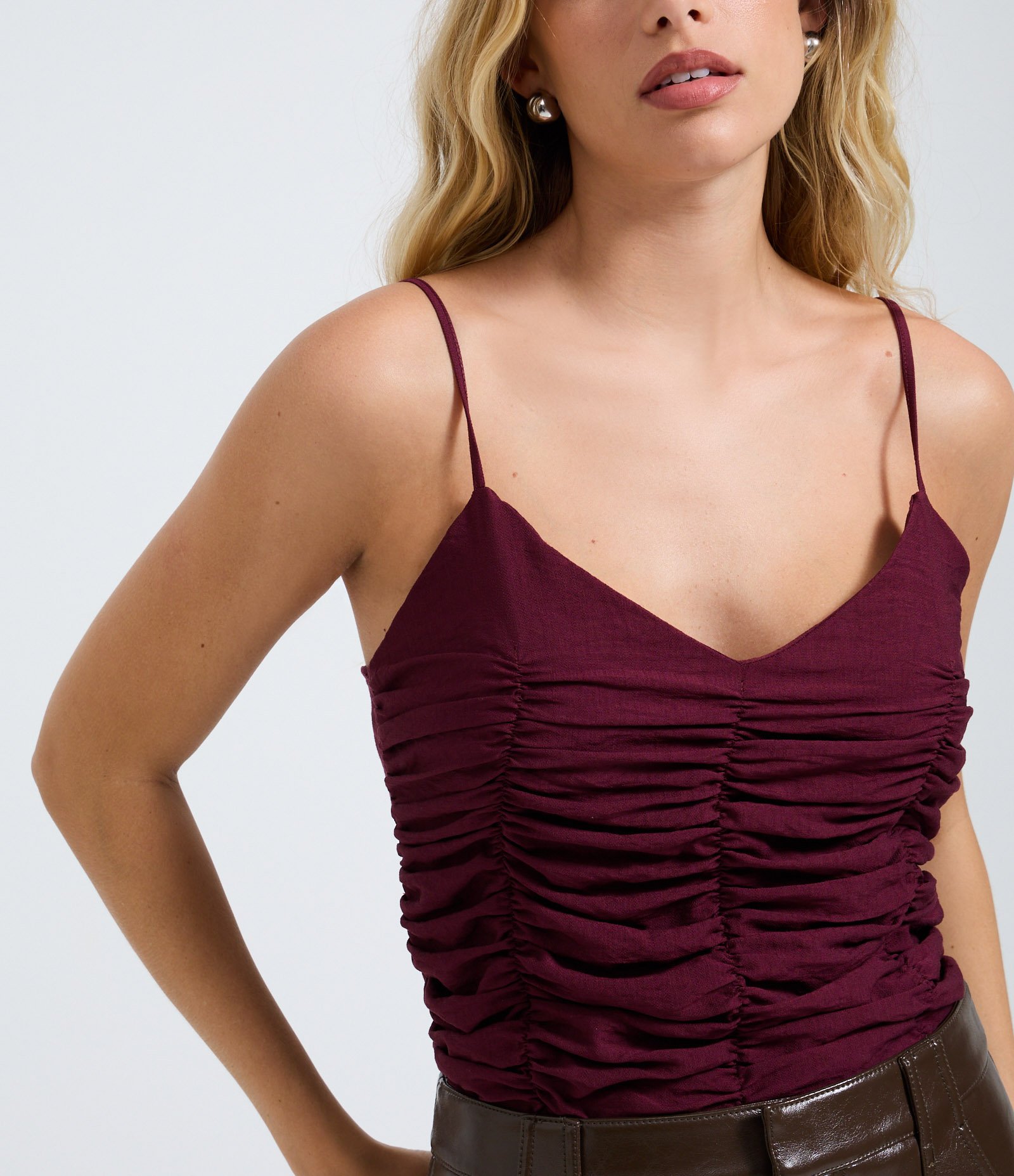 Blusa Acetinada de Alças Finas com Franzido Vermelho 3