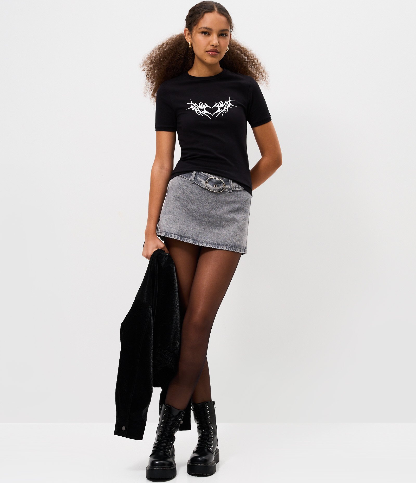 Camiseta em Algodão com Estampa de Coração Tribal Preto 2