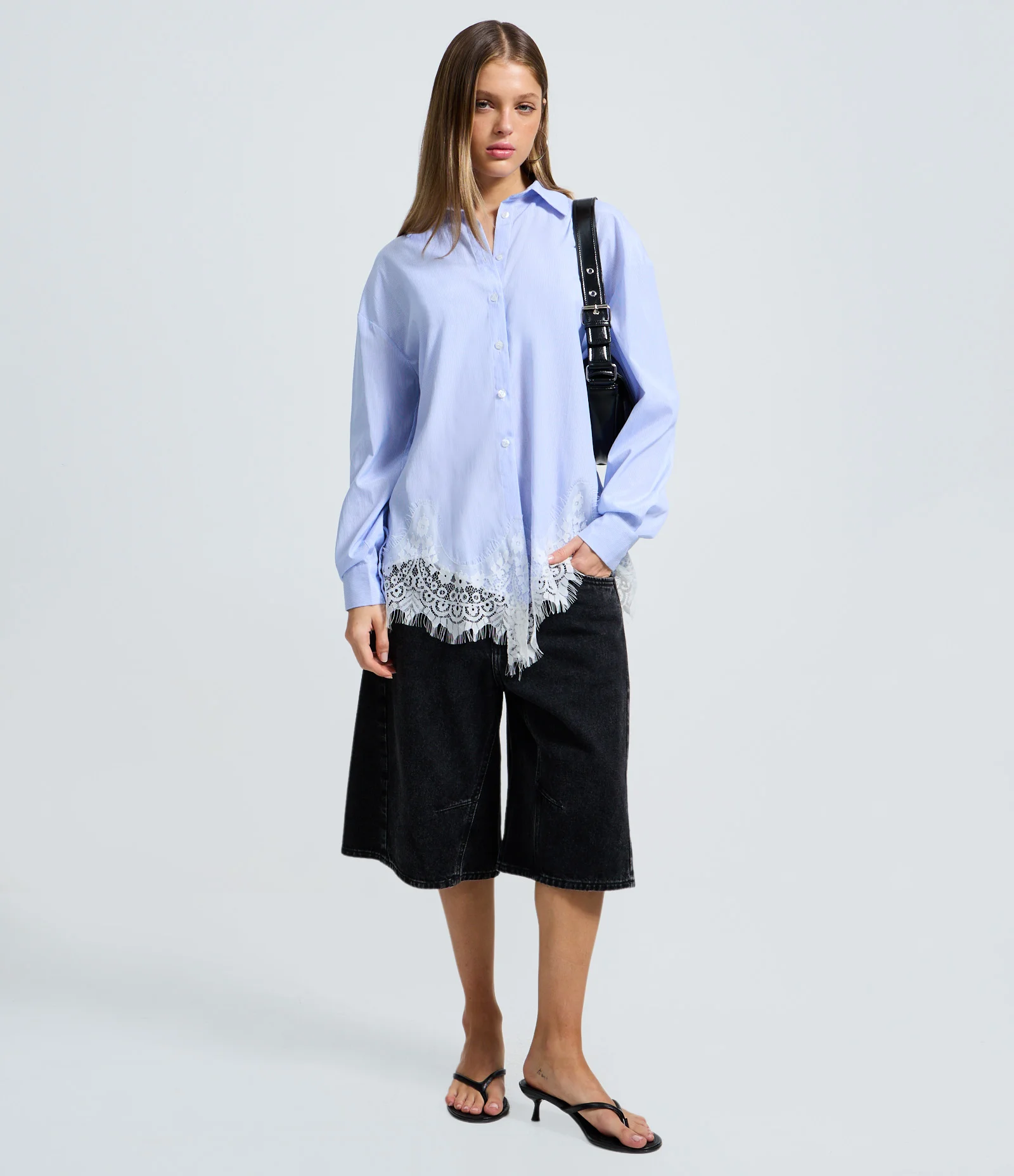 Camisa em Tricoline Listrada com Aplicação de Renda na Barra Azul 2
