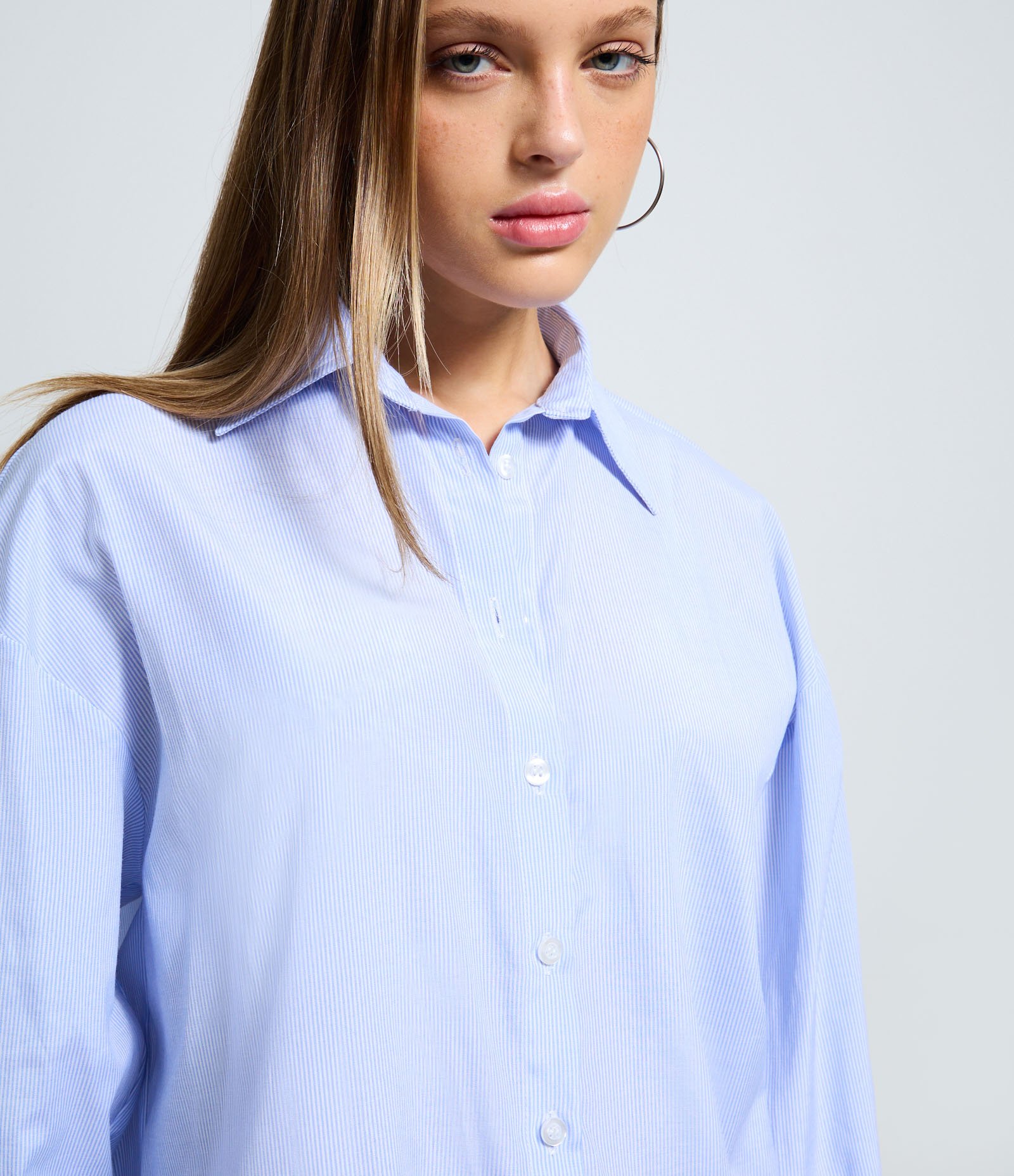 Camisa em Tricoline Listrada com Aplicação de Renda na Barra Azul 3