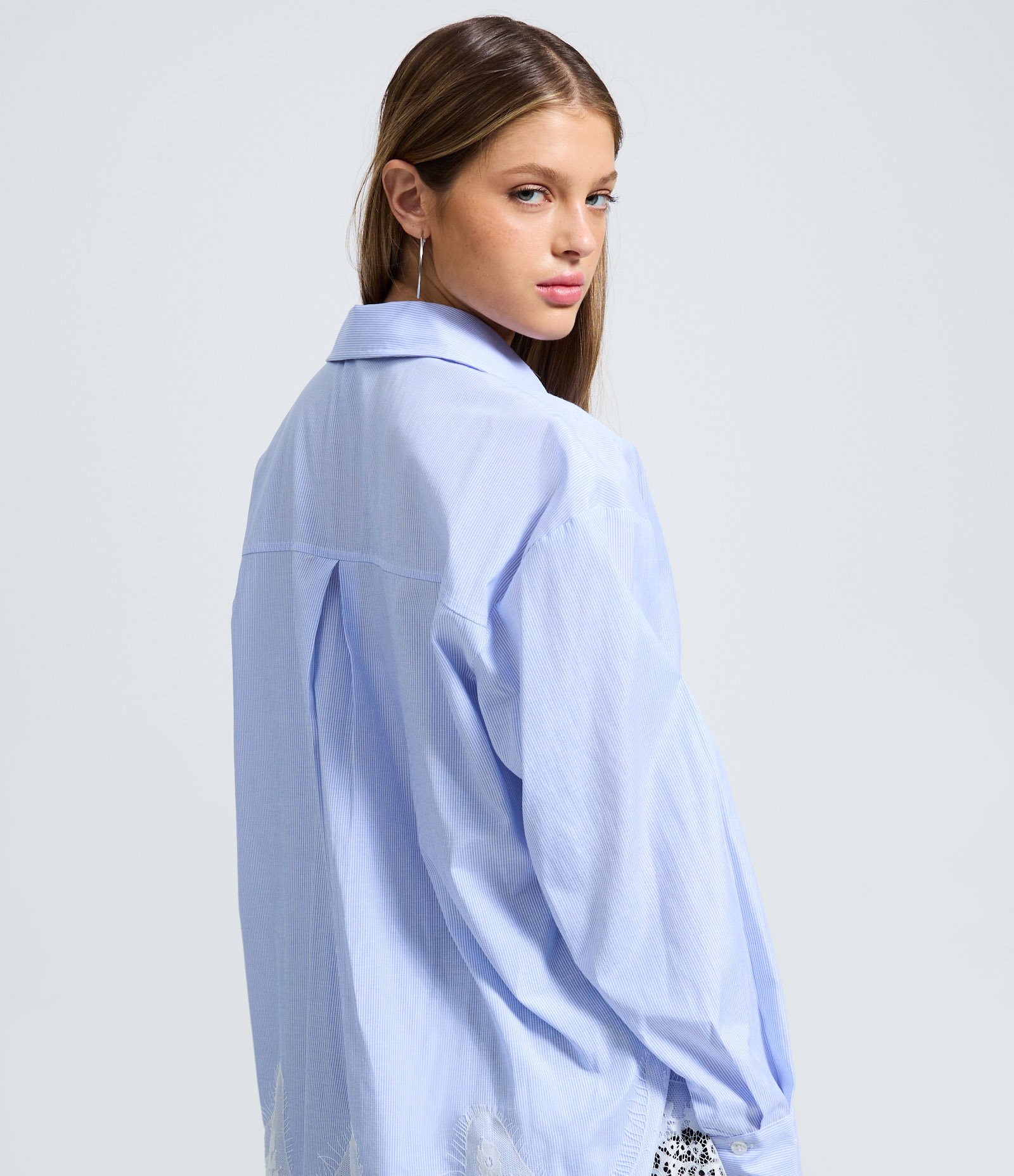 Camisa em Tricoline Listrada com Aplicação de Renda na Barra Azul 4