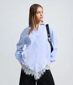 Camisa em Tricoline Listrada com Aplicação de Renda na Barra
