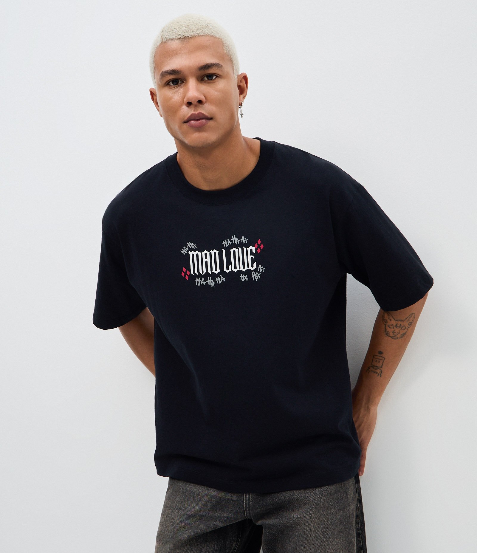 Camiseta Boxy em Algodão com Estampa Coringa Love Is a Crime Preto 3