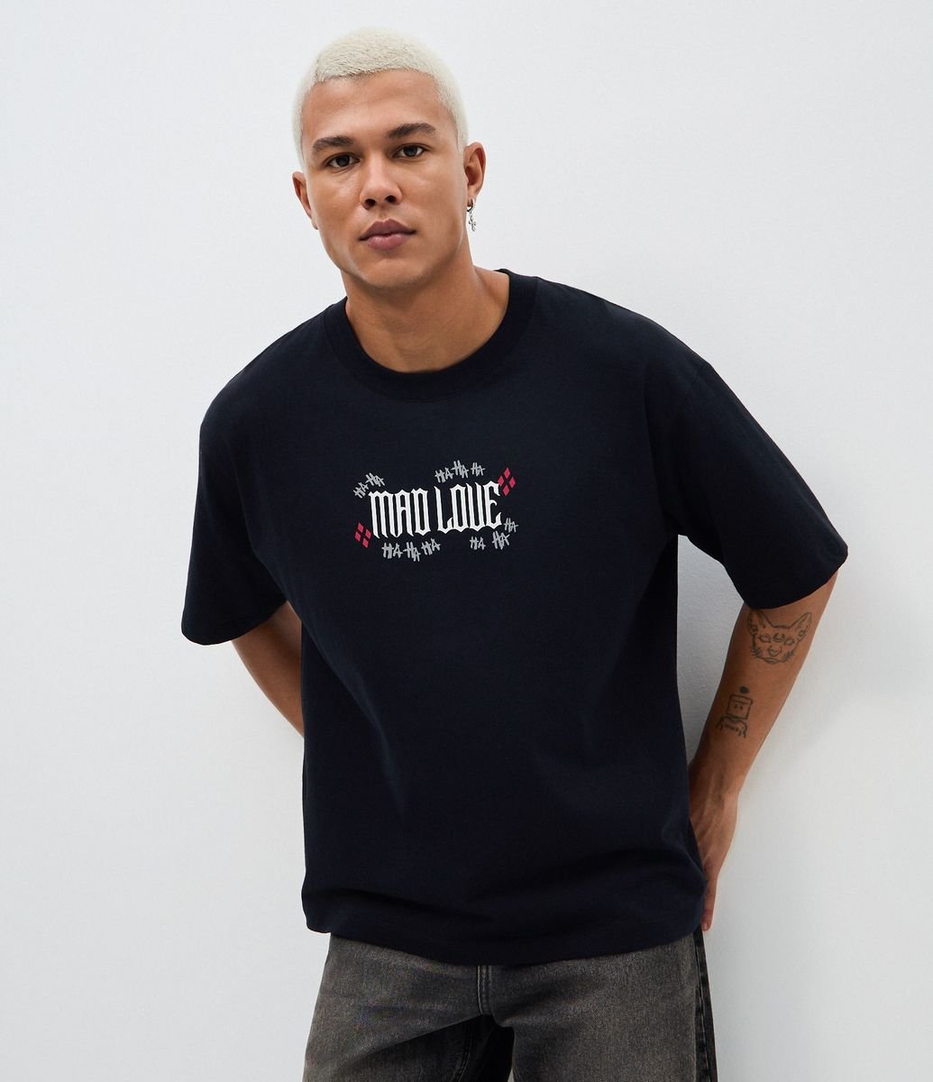 Camiseta Boxy em Algodão com Estampa Coringa Love Is a Crime Preto