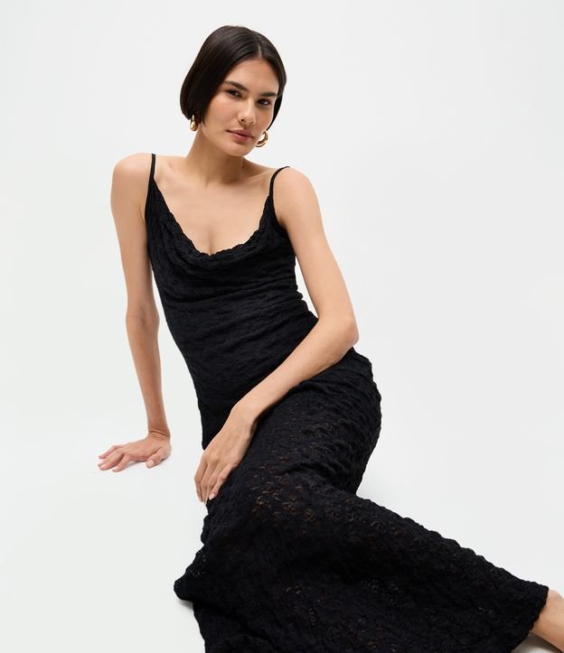 Vestido Longo em Renda com Decote Degagê