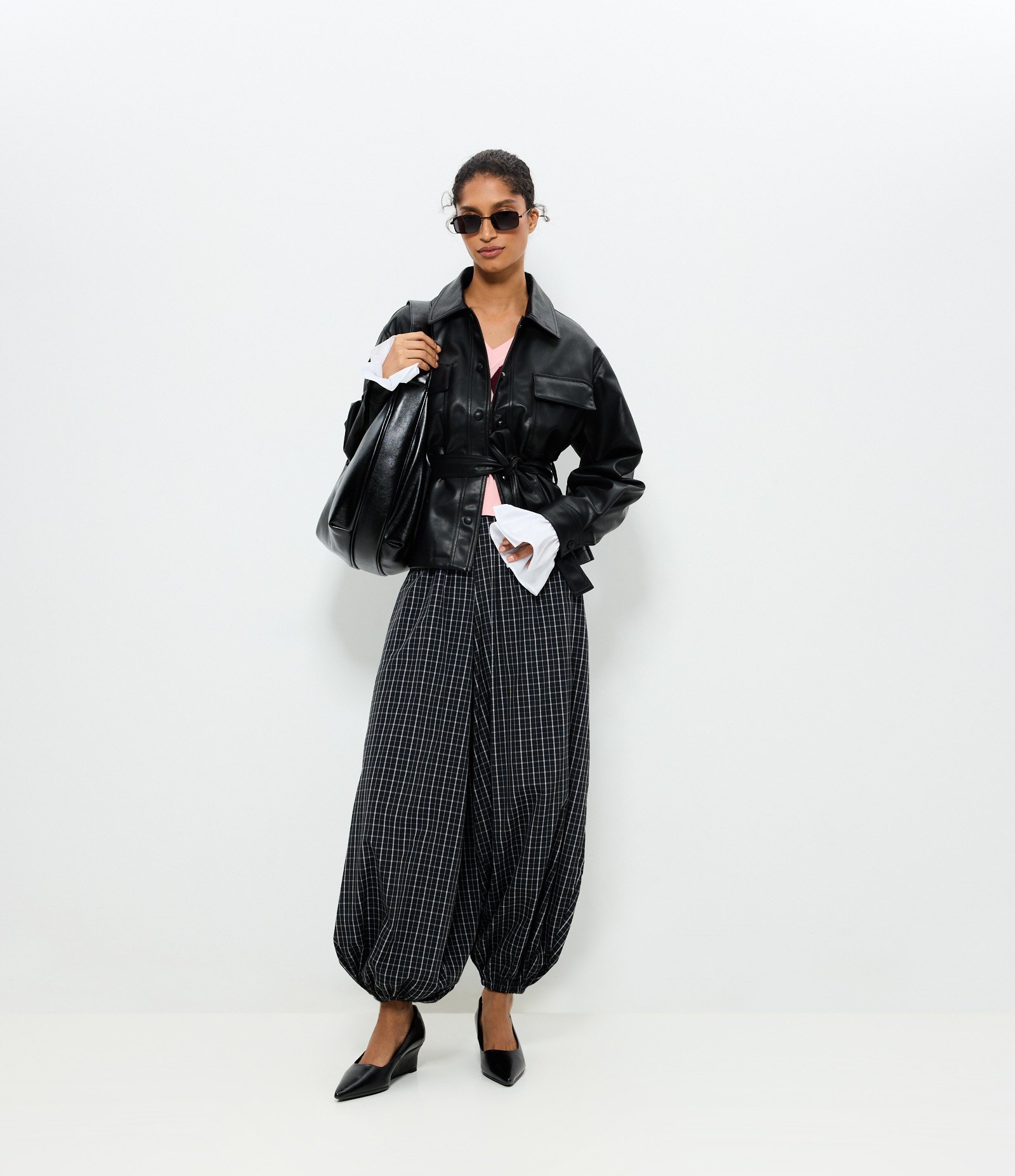 Calça Balloon em Xadrez com Cós e Barra com Elástico Preto 1