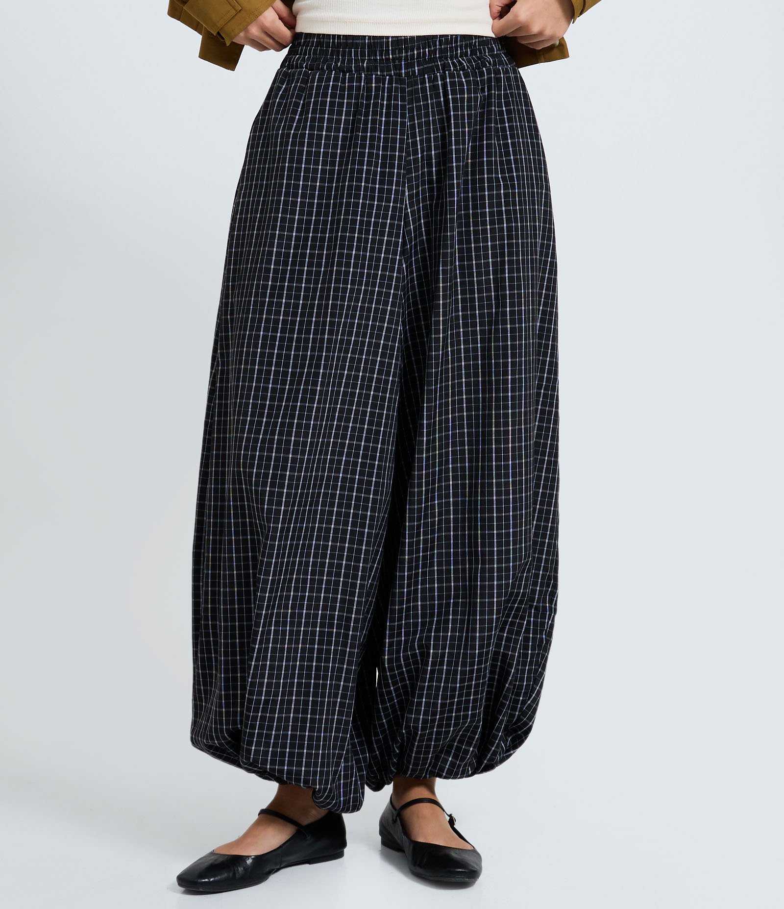 Calça Balloon em Xadrez com Cós e Barra com Elástico Preto 4