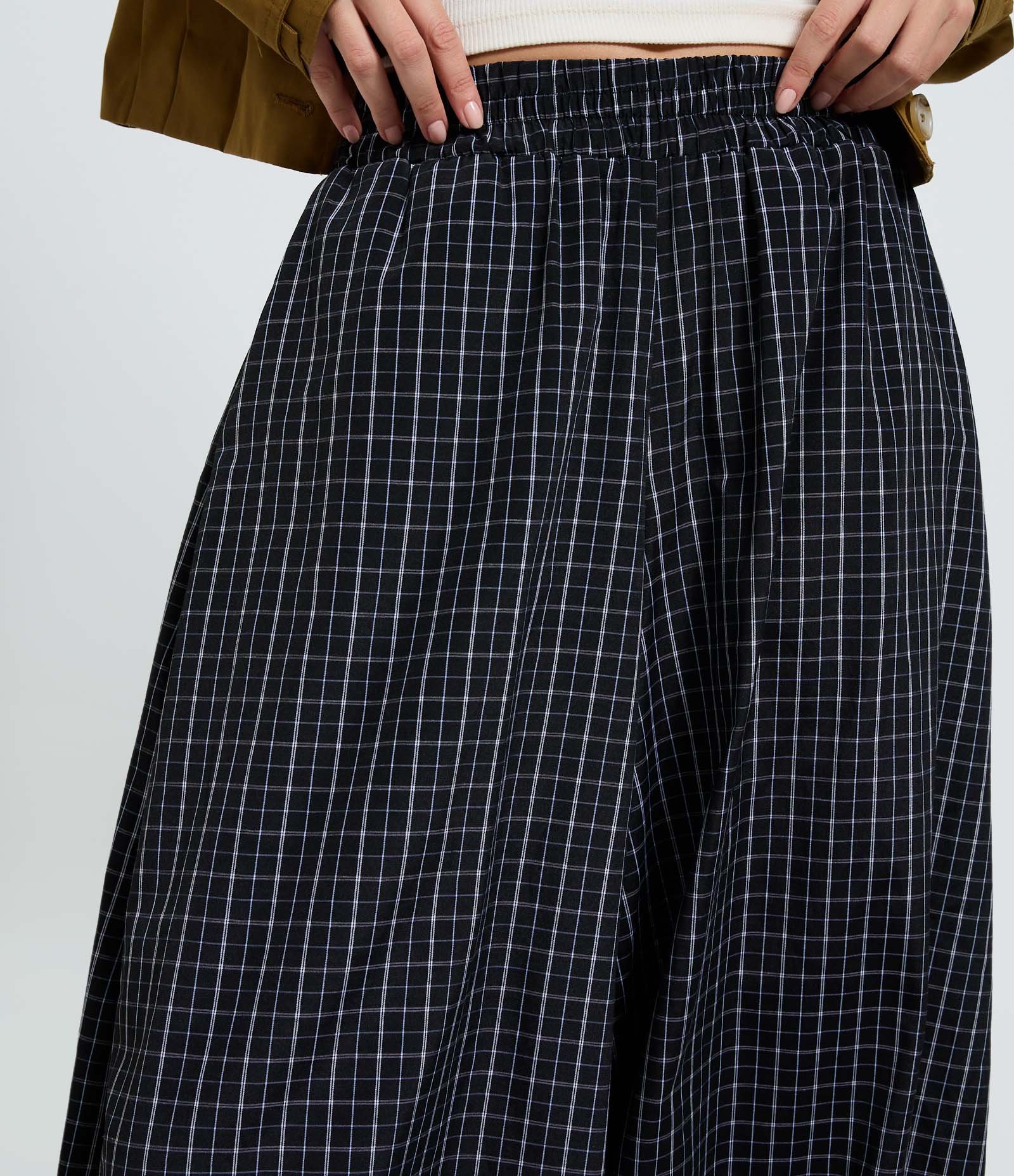 Calça Balloon em Xadrez com Cós e Barra com Elástico Preto 5