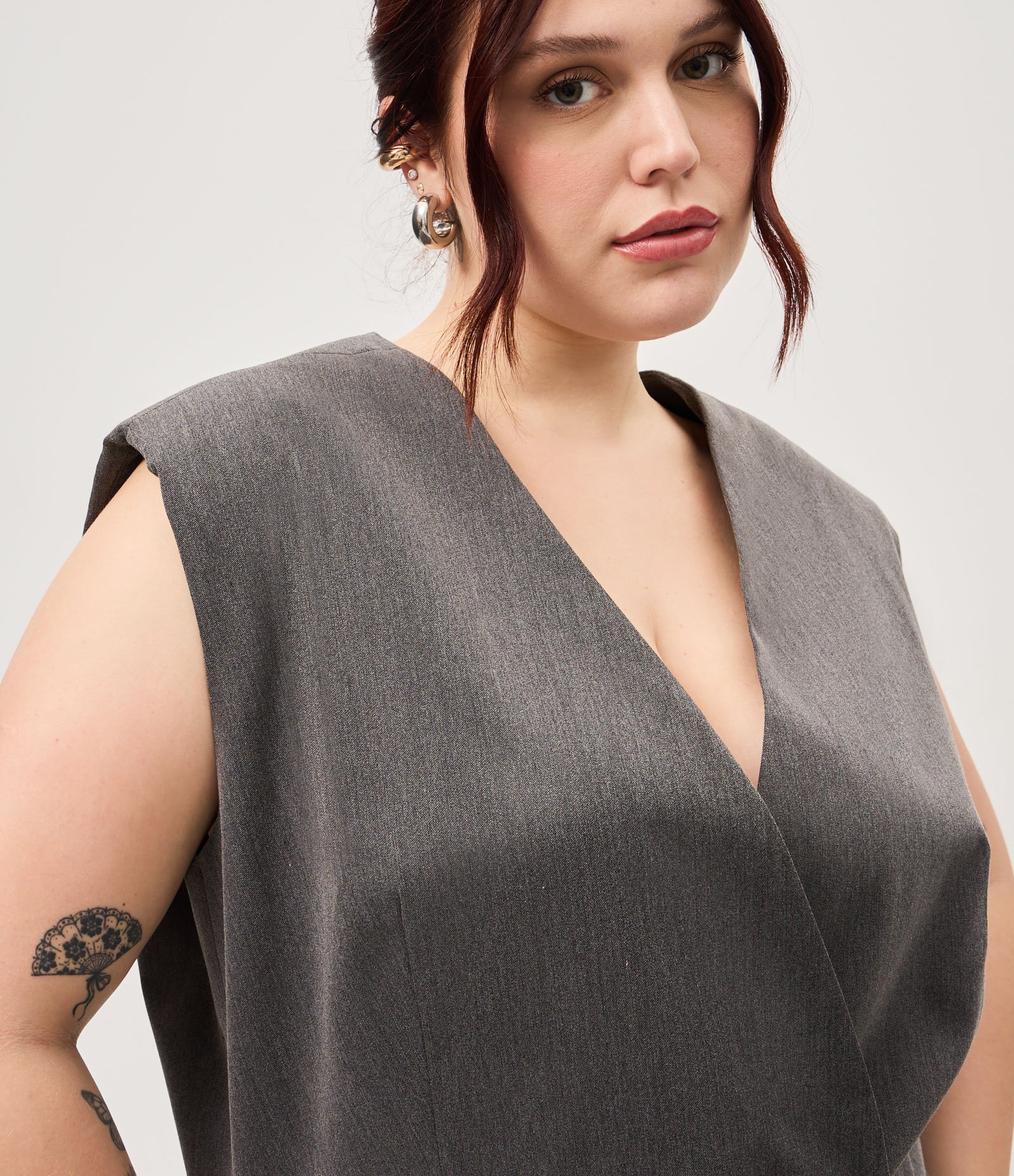 Colete Oversized Alfaiatado Alongado Transpassado Curve & Plus Size Cinza 3