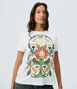 Camiseta em Algodão com Estampa Flor Aplicada