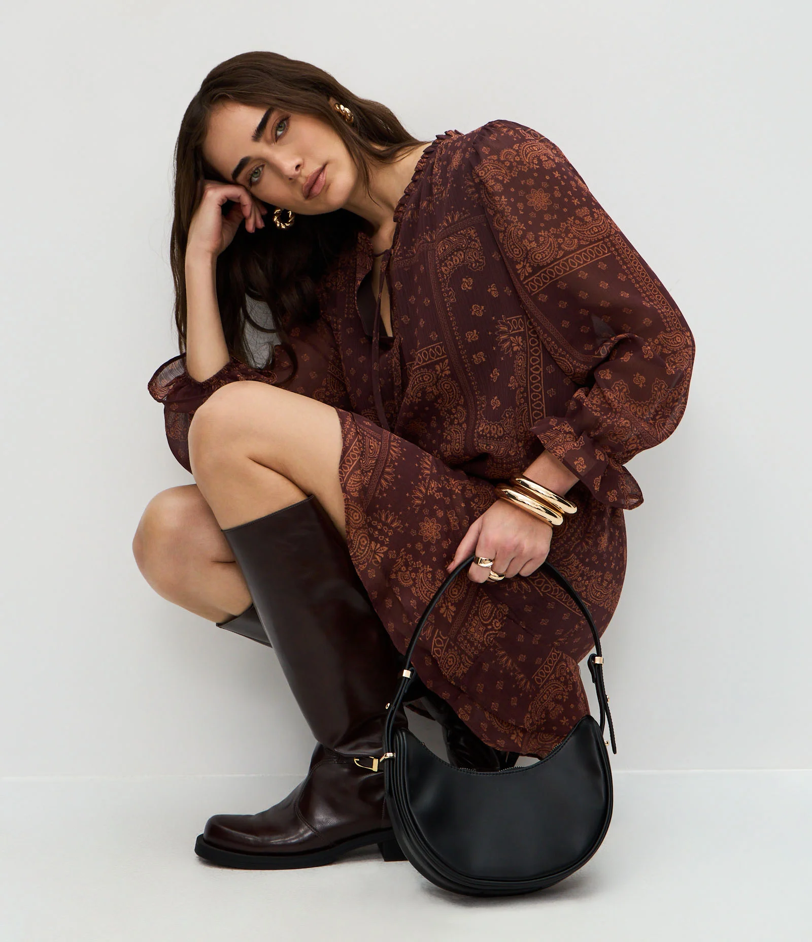Vestido Curto com Babados e Estampa Paisley Marrom 2