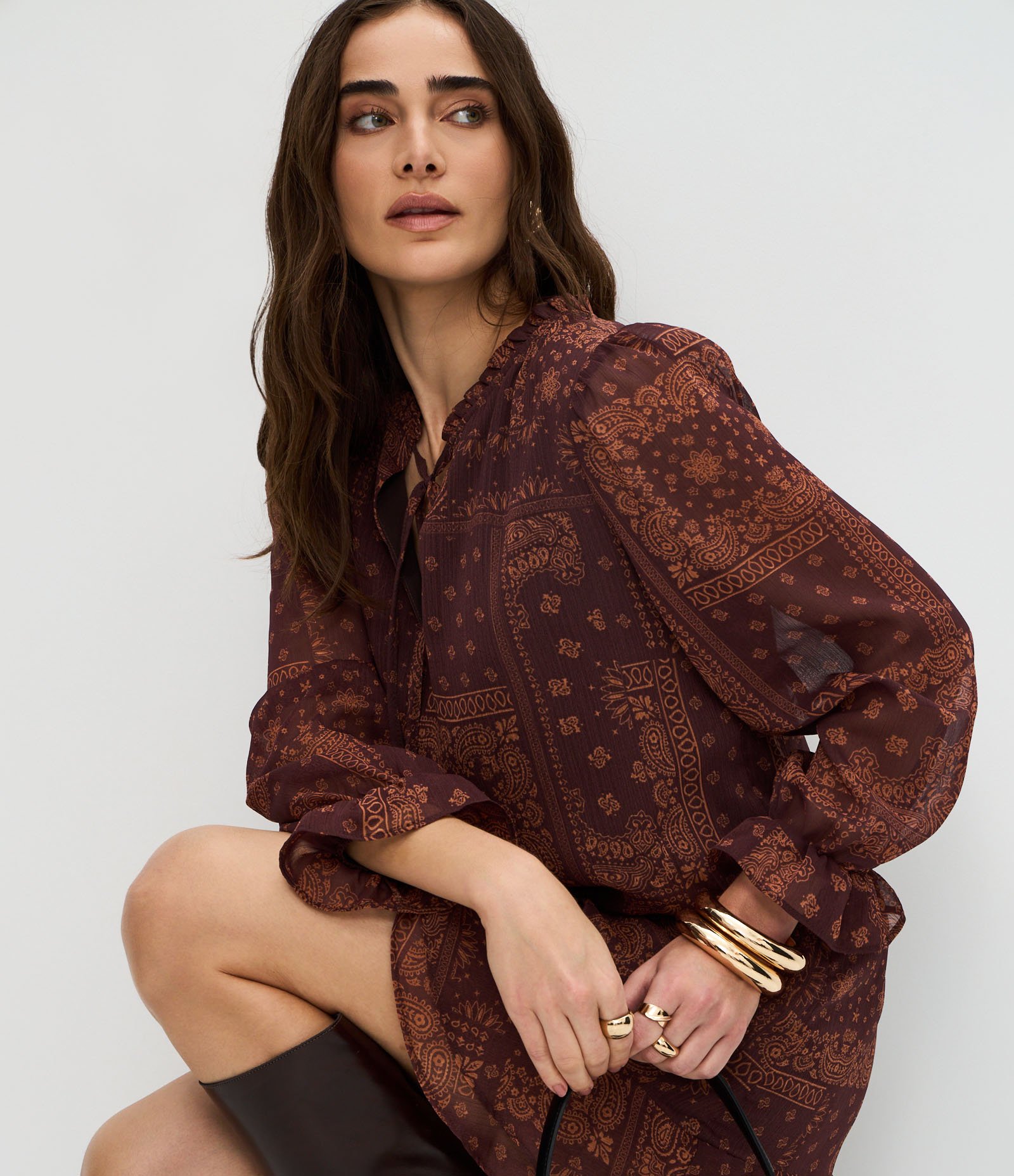 Vestido Curto com Babados e Estampa Paisley Marrom 5