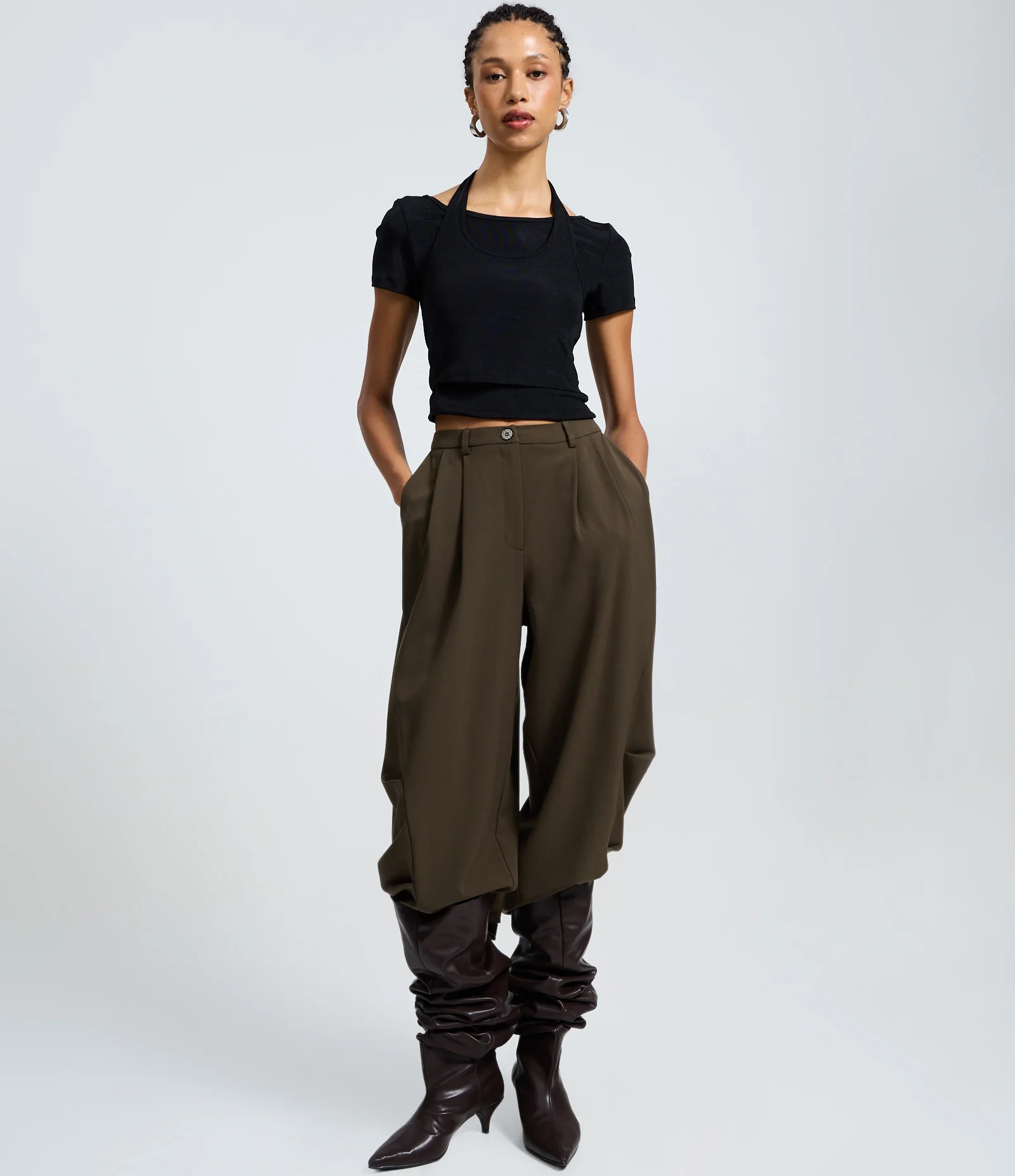 Blusa Curta com Sobreposição e Alça no Pescoço Preto 2