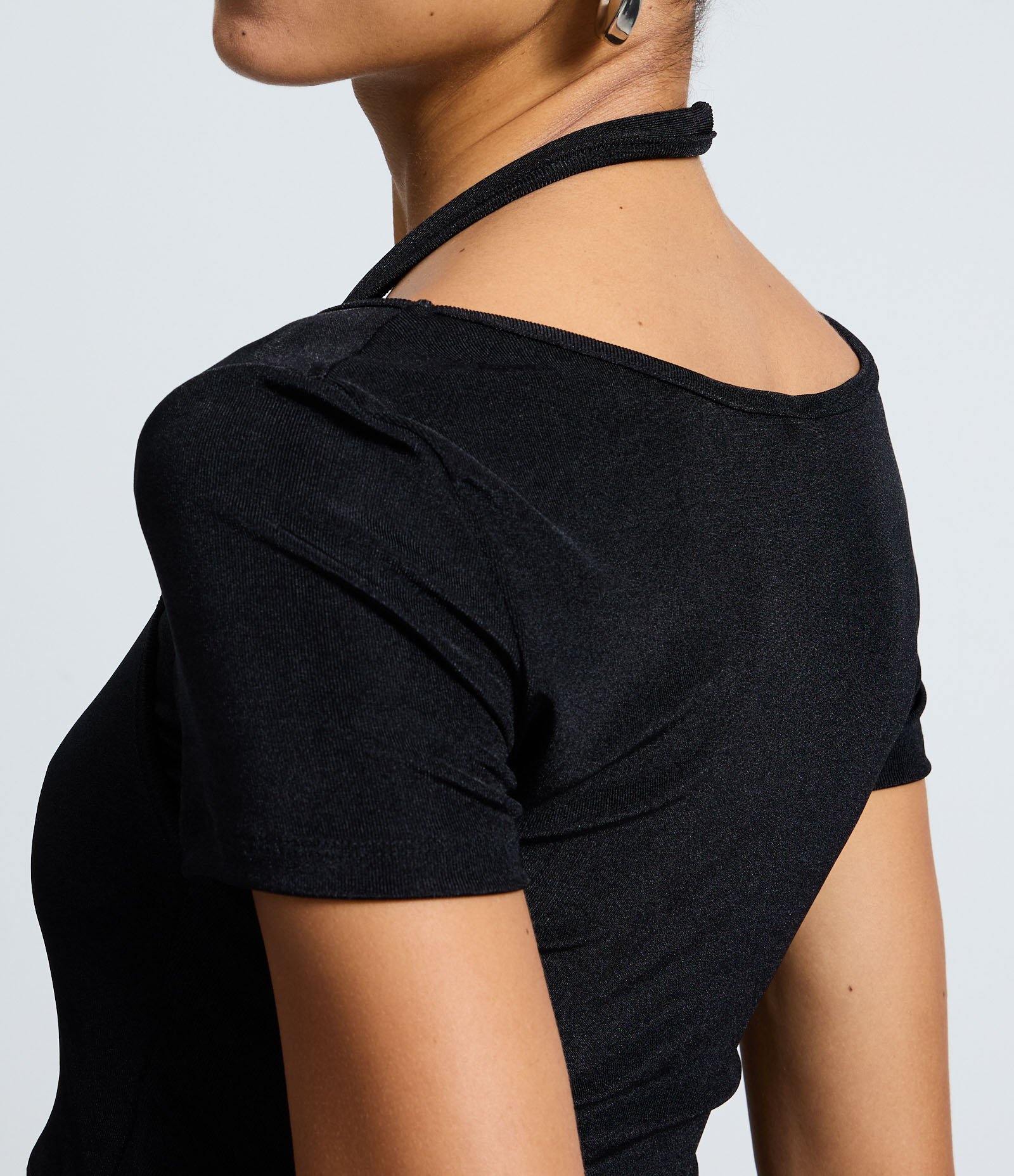 Blusa Curta com Sobreposição e Alça no Pescoço Preto 4