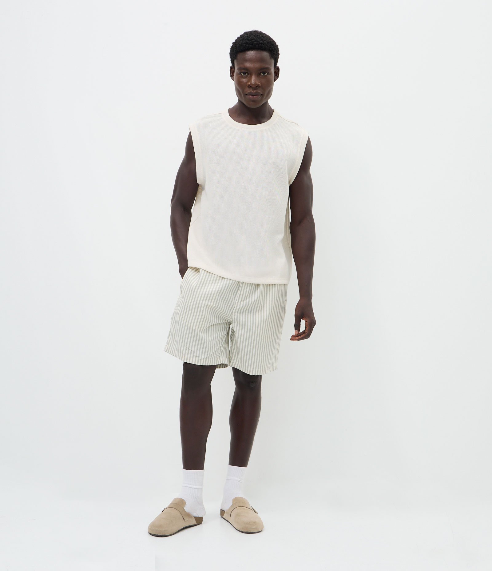 Bermuda em Sarja com Cós Elástico e Listras Verde 1