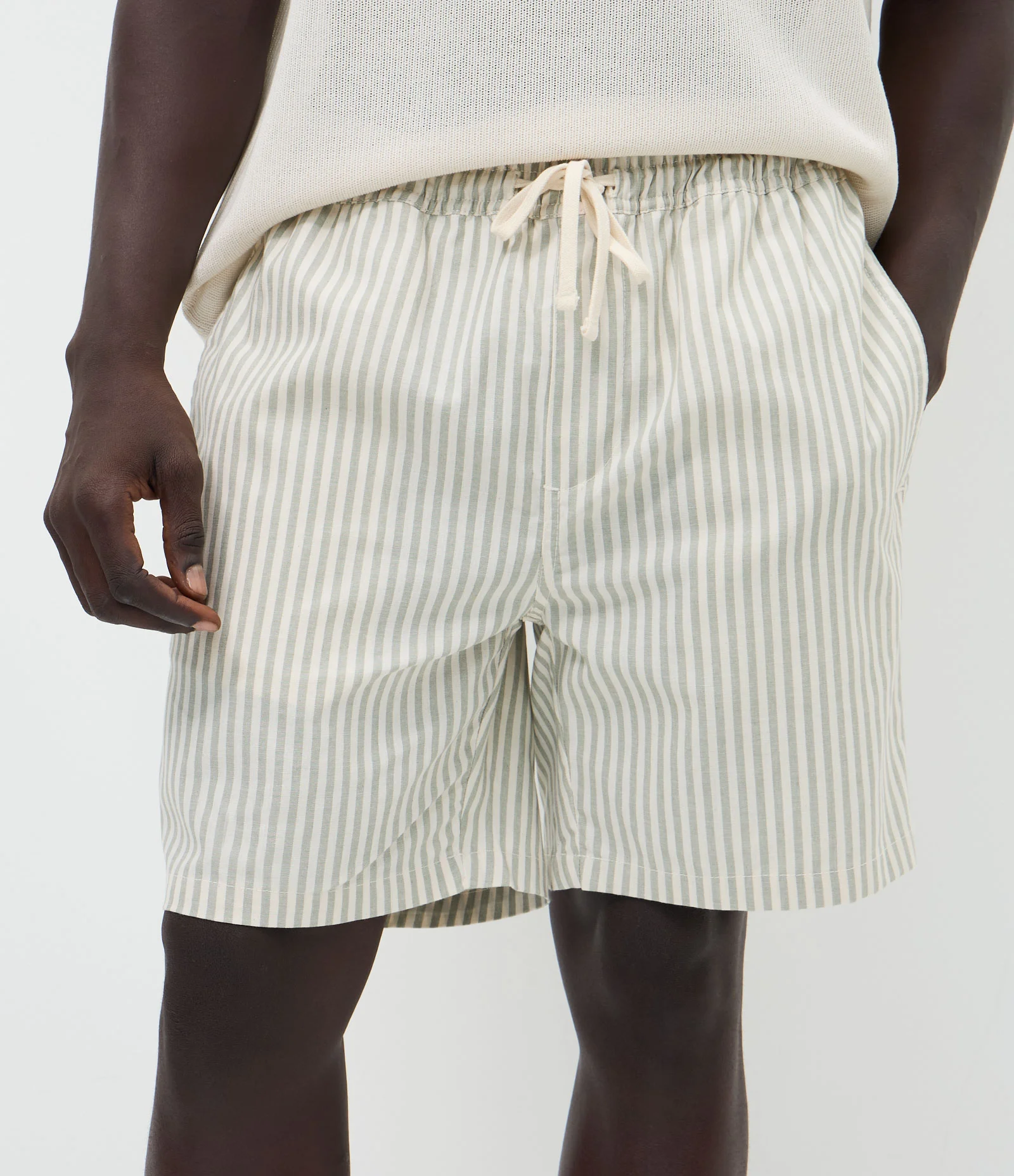 Bermuda em Sarja com Cós Elástico e Listras Verde 2