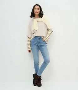 Calça Skinny em Jeans com Cintura Alta