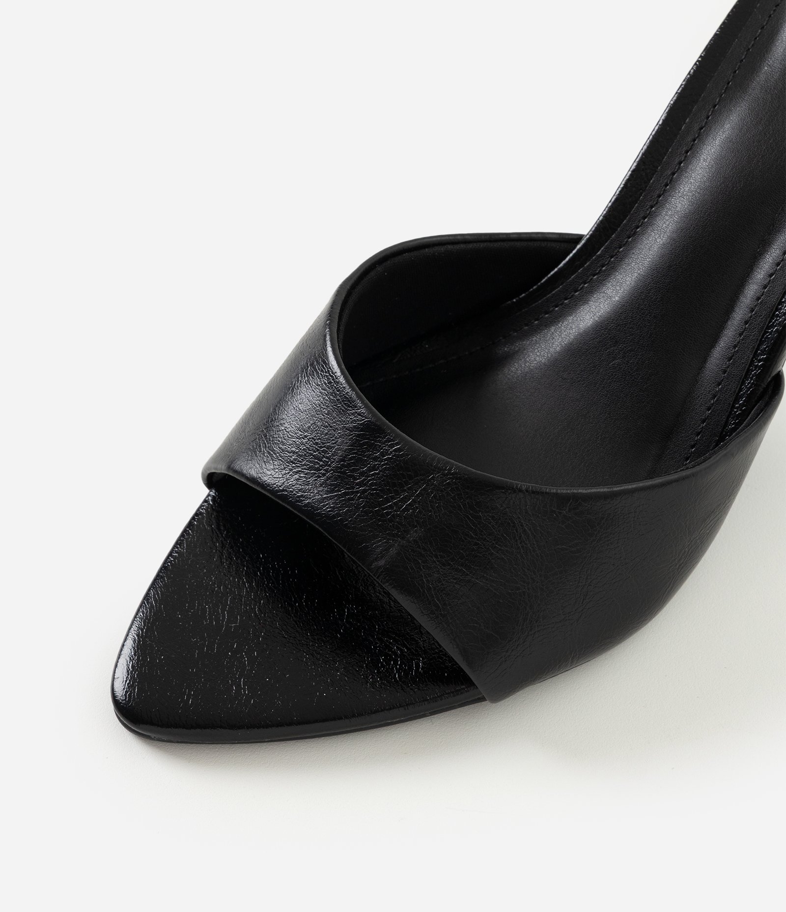 Sandália Mule em PU com Bico Folha Preto 4