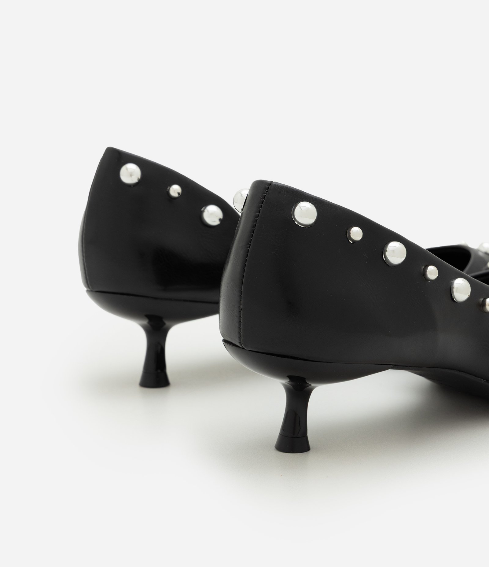 Sapato em PU com Salto Kitten Heel e Aplicação de Pérolas Preto 3