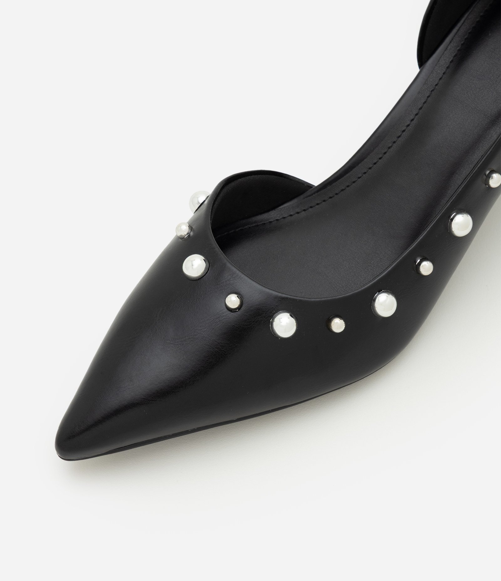 Sapato em PU com Salto Kitten Heel e Aplicação de Pérolas Preto 4