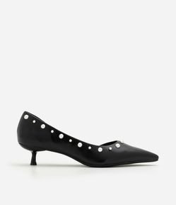 Sapato em PU com Salto Kitten Heel e Aplicação de Pérolas