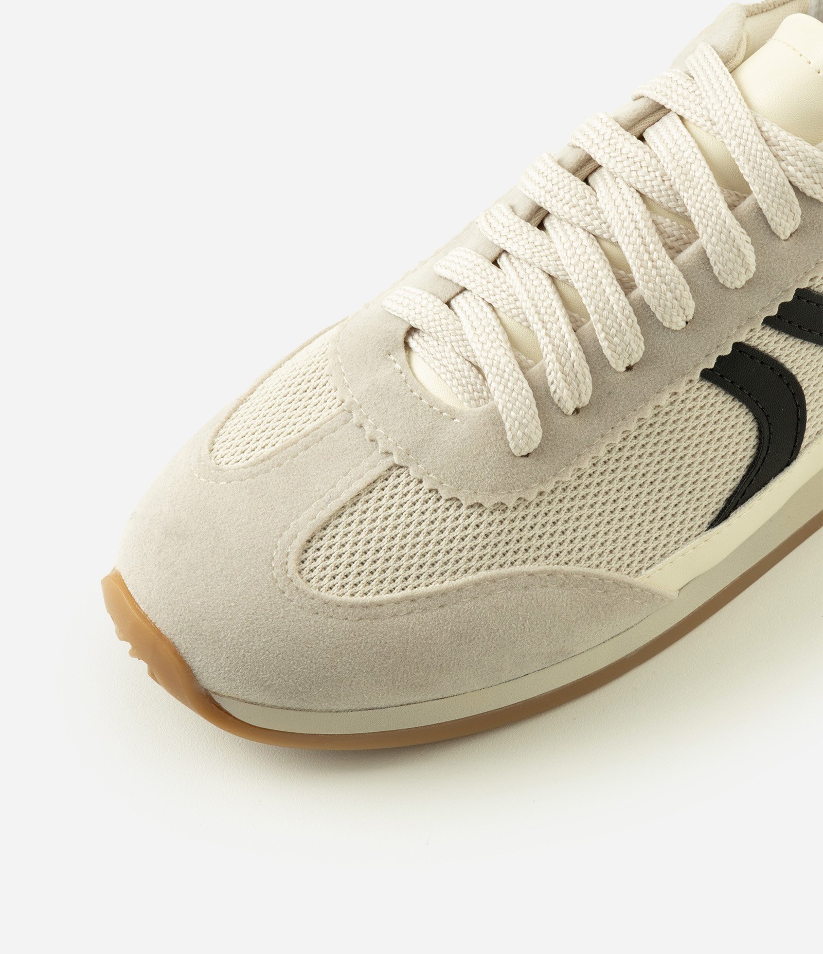 Tênis Runner Vintage com Recortes Texturizados Off White 5