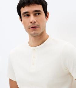 Camiseta Texturizada em Algodão com Gola Henley