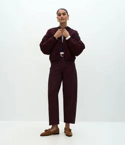 Calça Cenoura em Sarja com Cintura Alta
