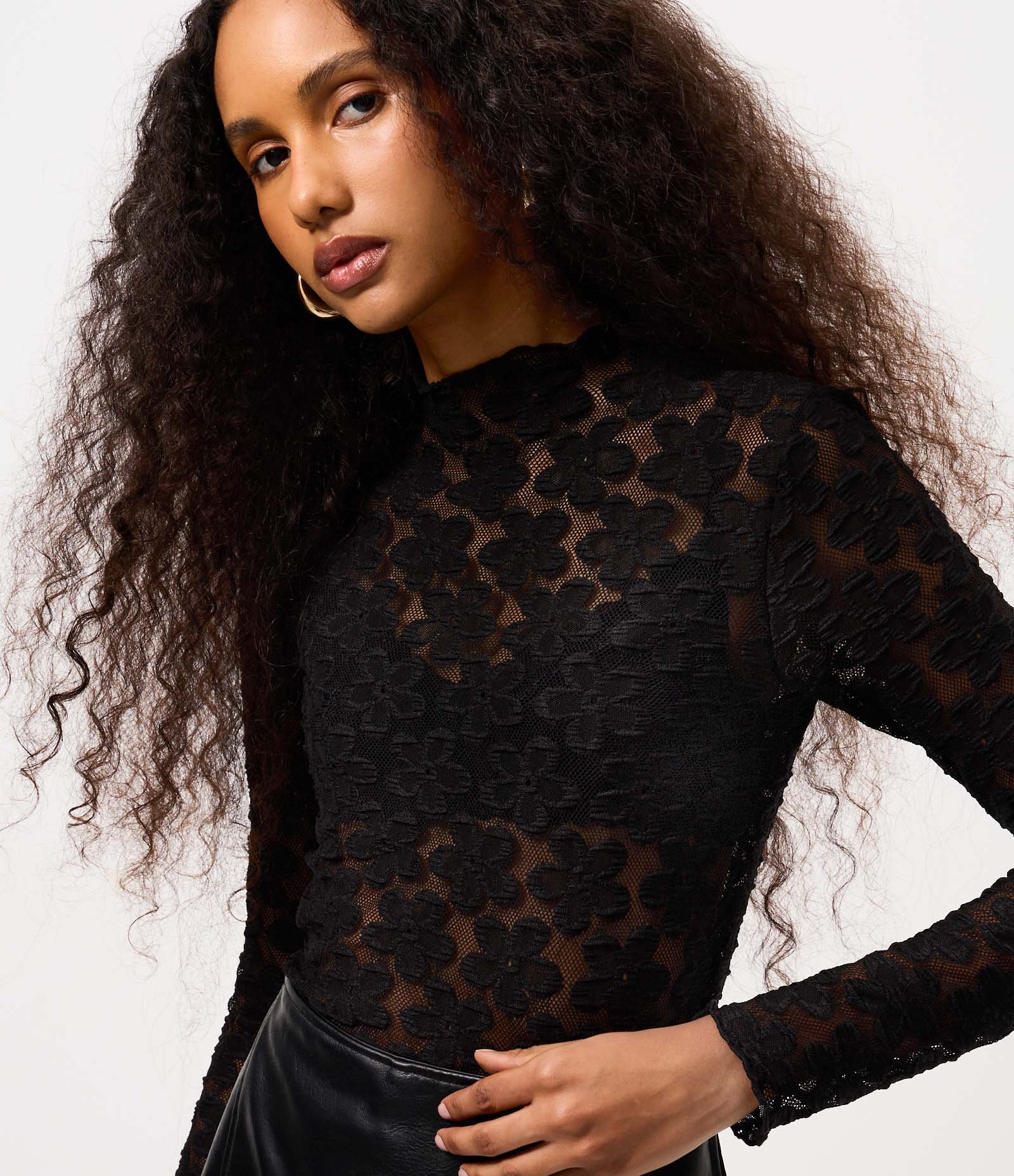 Blusa em Renda Floral com Golinha Alta Preto 1