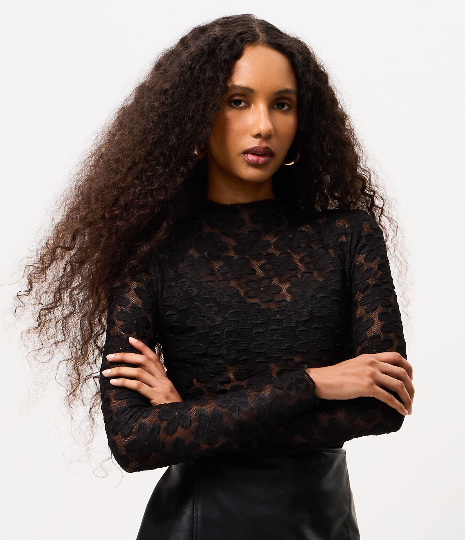 Blusa em Renda Floral com Golinha Alta Preto 3
