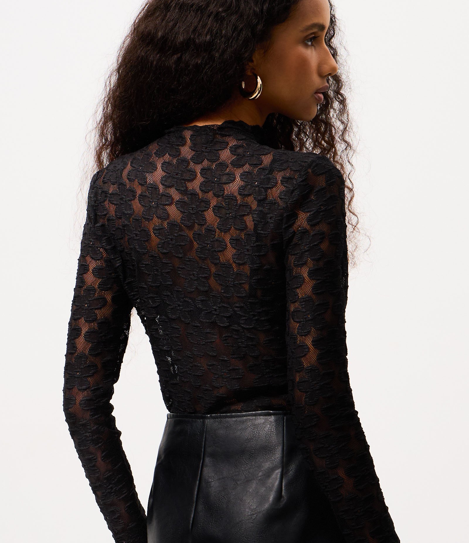 Blusa em Renda Floral com Golinha Alta Preto 4